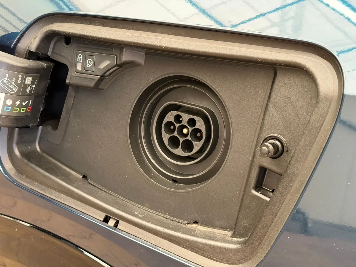 GS - PHEV, (2025A) | Draadloze telefoonlader (Inductie) | Elektronische klimaatregeling met twee zones | LED dagrijverlichting