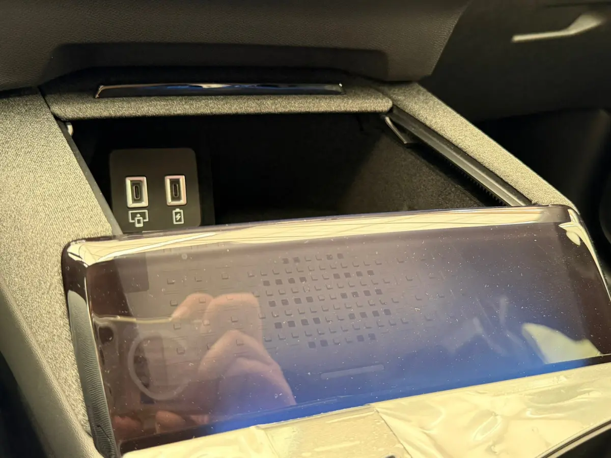 GS - PHEV, (2025A) | Draadloze telefoonlader (Inductie) | Elektronische klimaatregeling met twee zones | LED dagrijverlichting