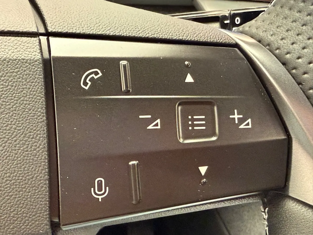 GS - PHEV, (2025A) | Draadloze telefoonlader (Inductie) | Elektronische klimaatregeling met twee zones | LED dagrijverlichting