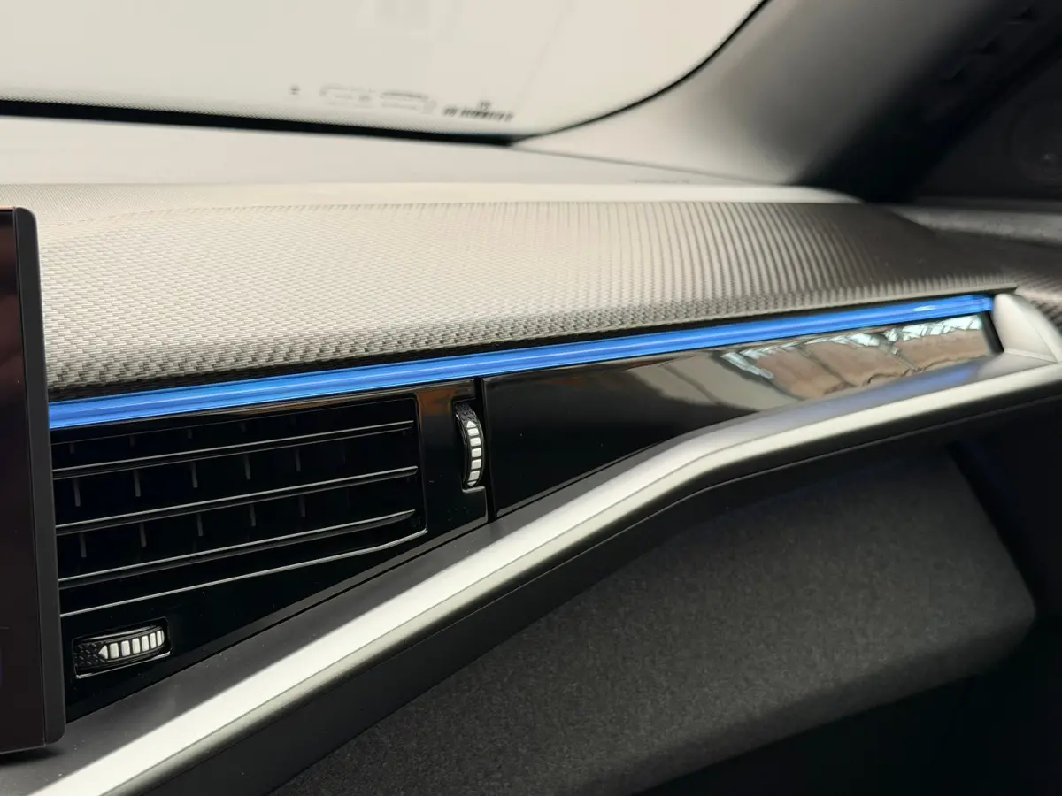 GS - PHEV, (2025A) | Draadloze telefoonlader (Inductie) | Elektronische klimaatregeling met twee zones | LED dagrijverlichting