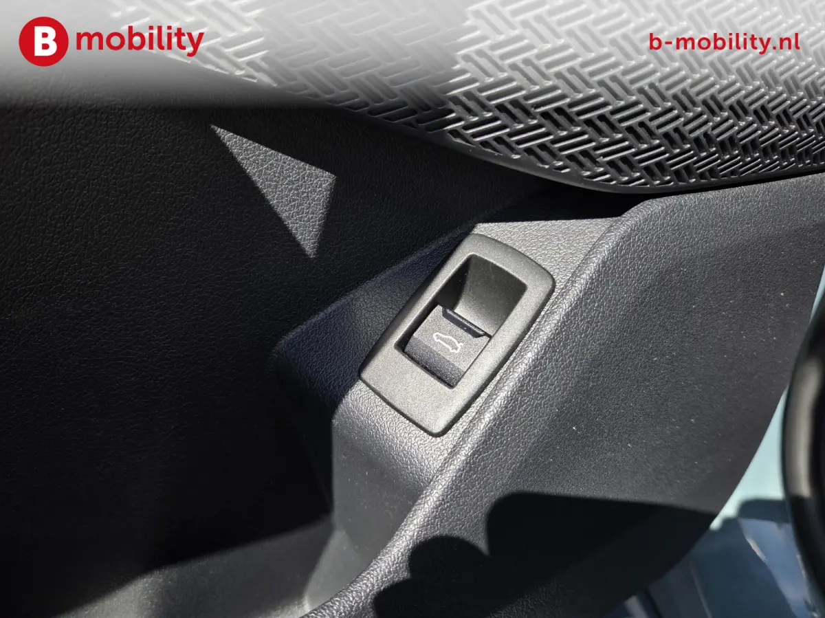 eDrive20 67 kWh M-Sport SOH 99% Driving Assist. Plus | Sportstoelen | Park Assist | Leer | Adaptive Cruise Control | DAB | NL Auto! | Achteruitrijcamera