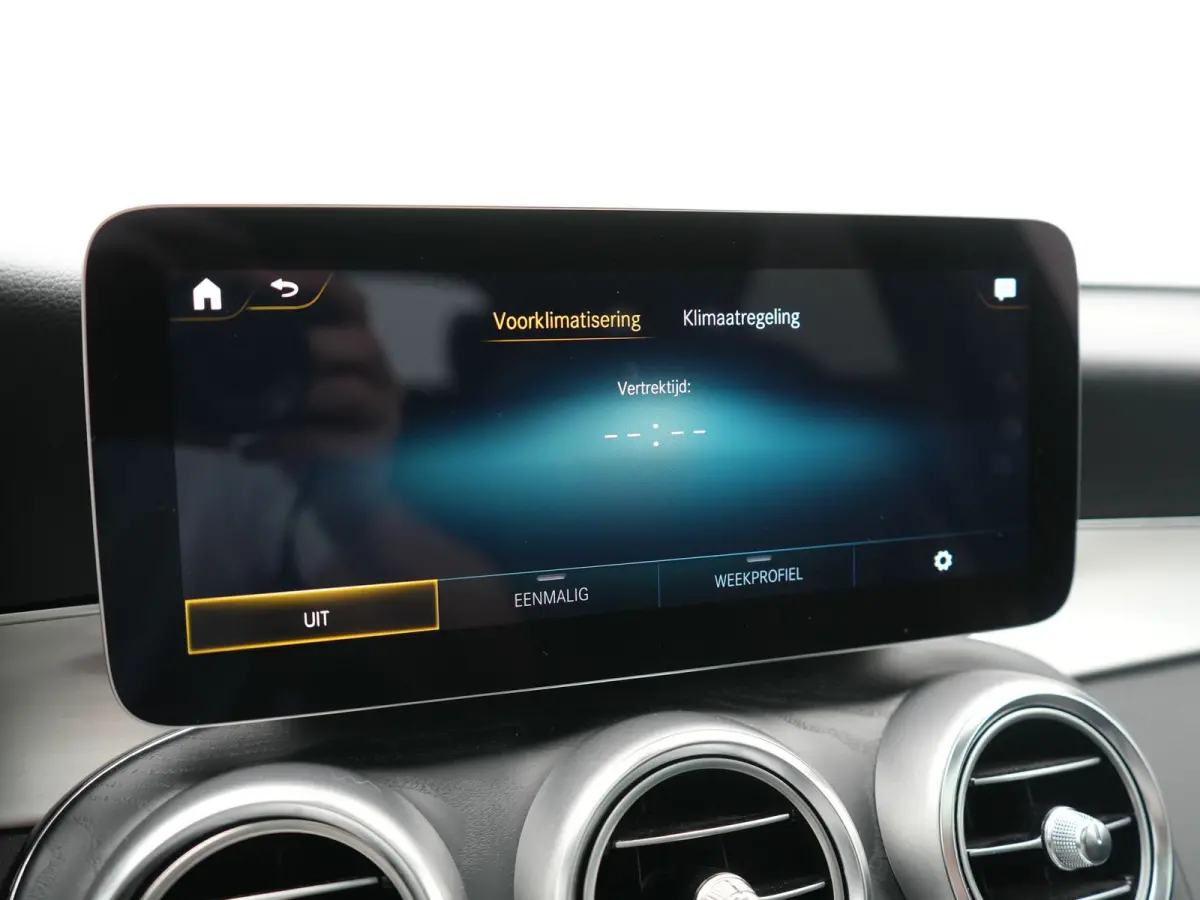4MATIC Business Solution AMG 320pk Dealer O.H. | Trekhaak Afn. | Panodak | Camera | Alcantara Sportstoelen Verwarmd | Sfeerverlichting | Apple Carplay | Cruise Control | Navigatie | DAB | 19