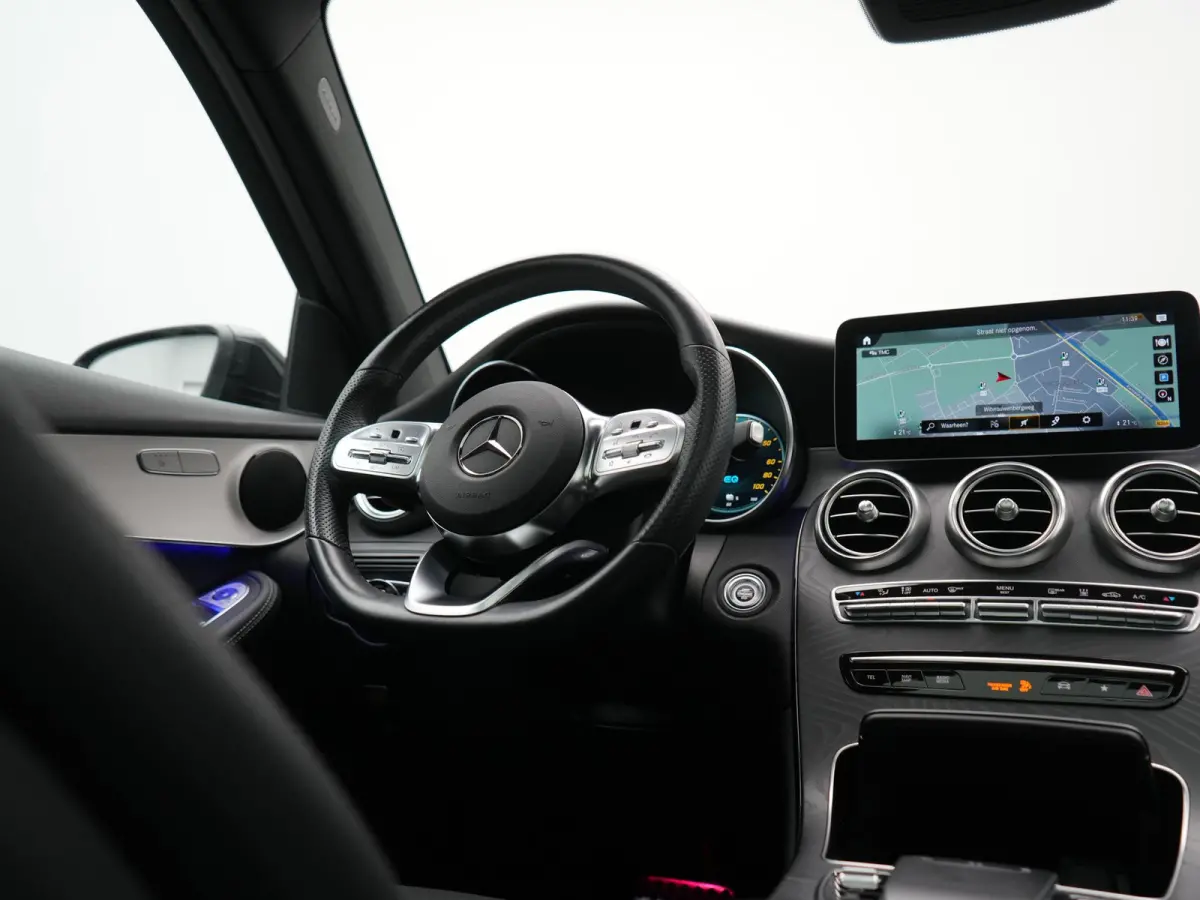 4MATIC Business Solution AMG 320pk Dealer O.H. | Trekhaak Afn. | Panodak | Camera | Alcantara Sportstoelen Verwarmd | Sfeerverlichting | Apple Carplay | Cruise Control | Navigatie | DAB | 19