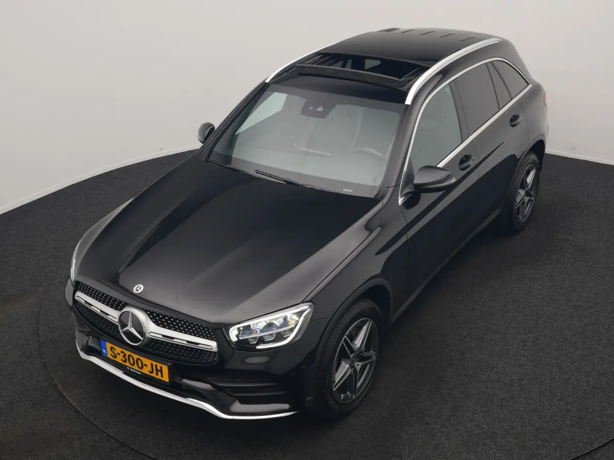4MATIC Business Solution AMG 320pk Dealer O.H. | Trekhaak Afn. | Panodak | Camera | Alcantara Sportstoelen Verwarmd | Sfeerverlichting | Apple Carplay | Cruise Control | Navigatie | DAB | 19
