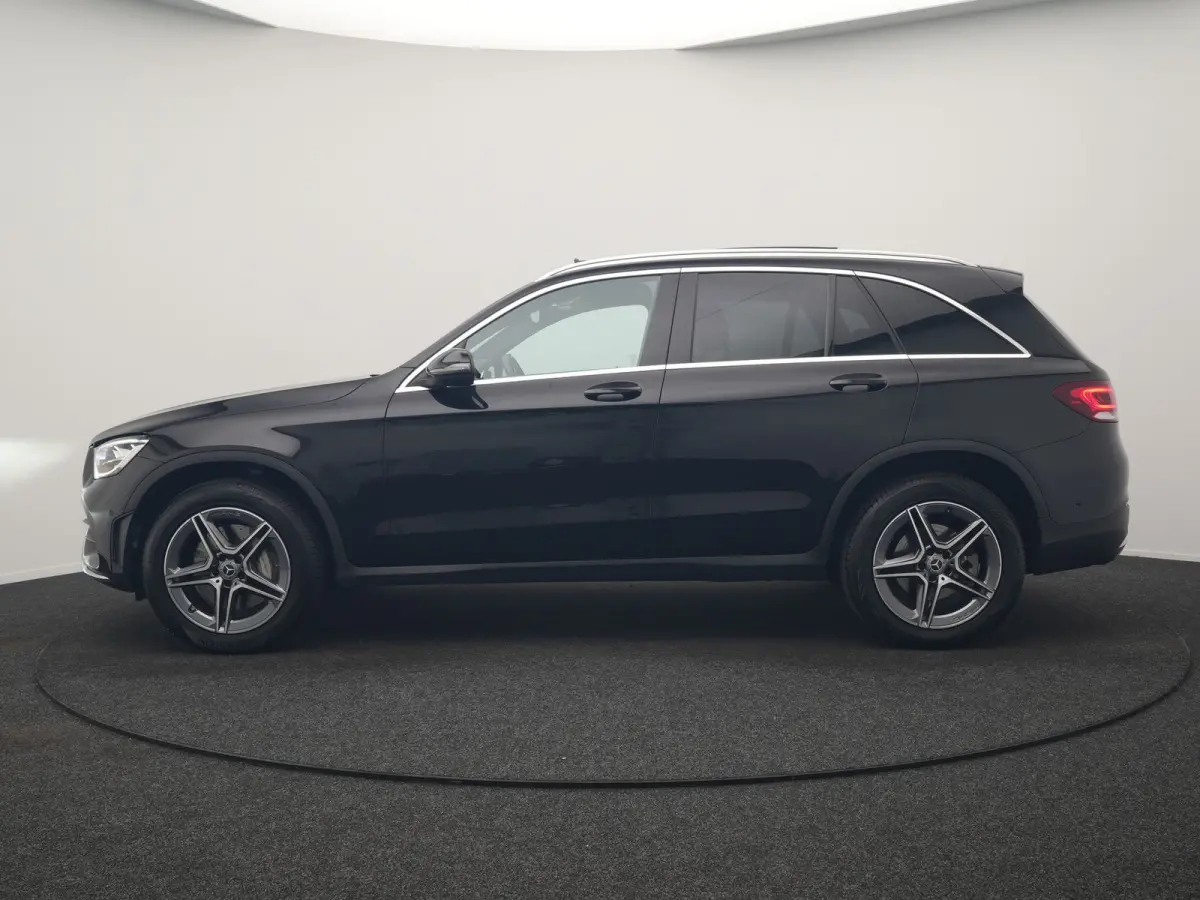4MATIC Business Solution AMG 320pk Dealer O.H. | Trekhaak Afn. | Panodak | Camera | Alcantara Sportstoelen Verwarmd | Sfeerverlichting | Apple Carplay | Cruise Control | Navigatie | DAB | 19