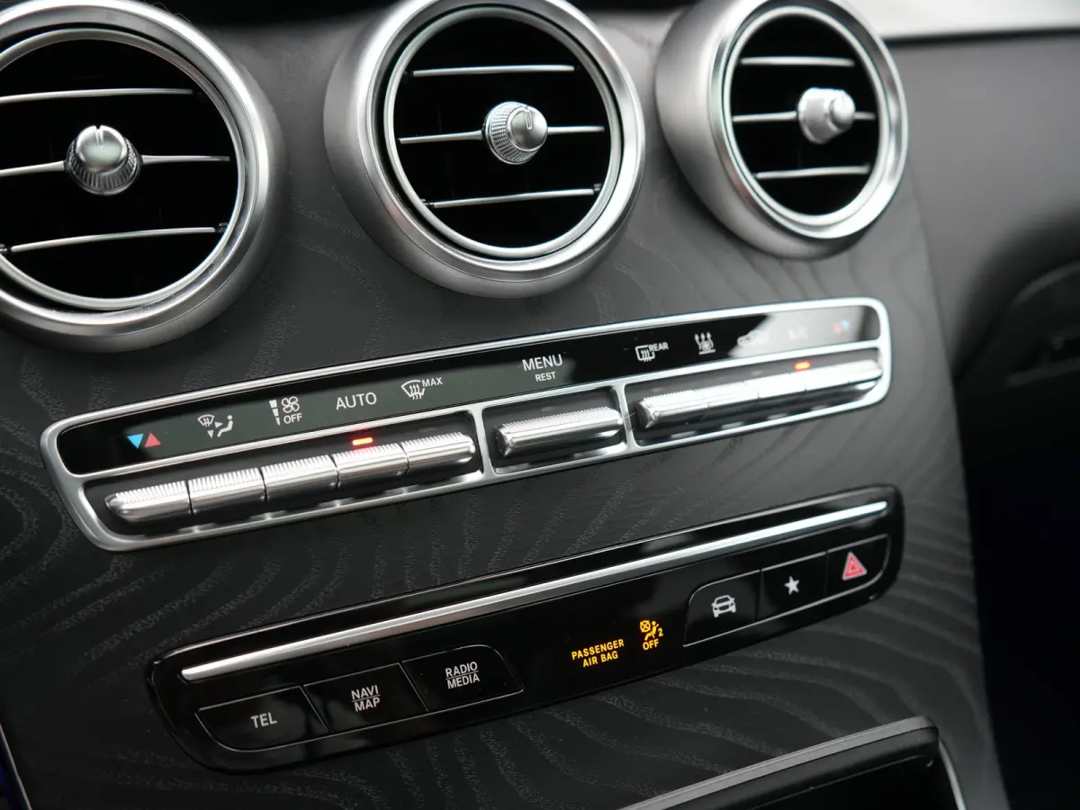 4MATIC Business Solution AMG 320pk Dealer O.H. | Trekhaak Afn. | Panodak | Camera | Alcantara Sportstoelen Verwarmd | Sfeerverlichting | Apple Carplay | Cruise Control | Navigatie | DAB | 19