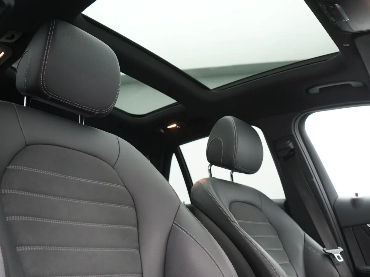4MATIC Business Solution AMG 320pk Dealer O.H. | Trekhaak Afn. | Panodak | Camera | Alcantara Sportstoelen Verwarmd | Sfeerverlichting | Apple Carplay | Cruise Control | Navigatie | DAB | 19