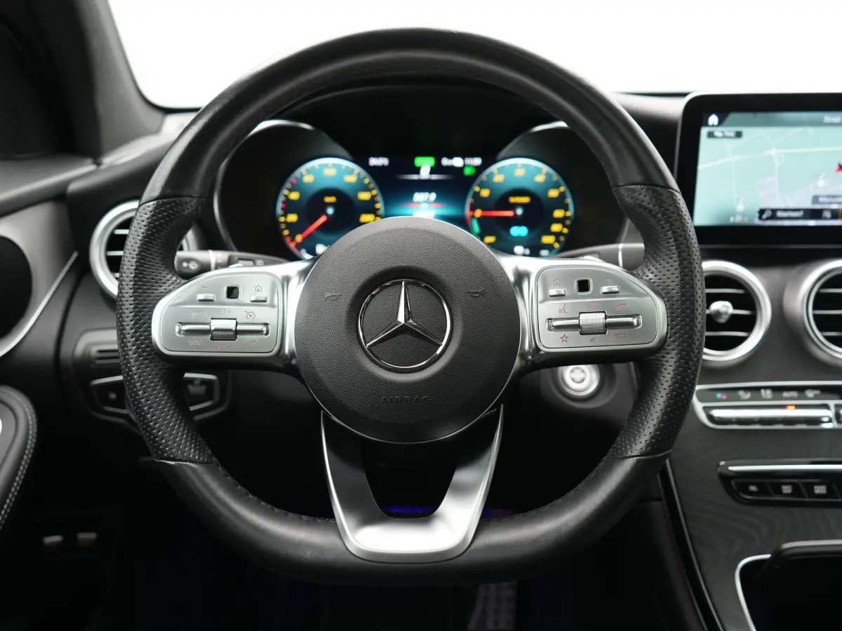 4MATIC Business Solution AMG 320pk Dealer O.H. | Trekhaak Afn. | Panodak | Camera | Alcantara Sportstoelen Verwarmd | Sfeerverlichting | Apple Carplay | Cruise Control | Navigatie | DAB | 19