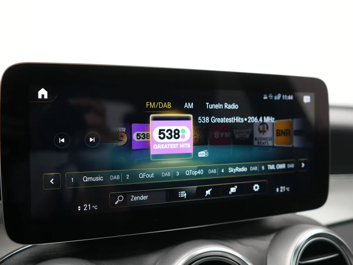 4MATIC Business Solution AMG 320pk Dealer O.H. | Trekhaak Afn. | Panodak | Camera | Alcantara Sportstoelen Verwarmd | Sfeerverlichting | Apple Carplay | Cruise Control | Navigatie | DAB | 19