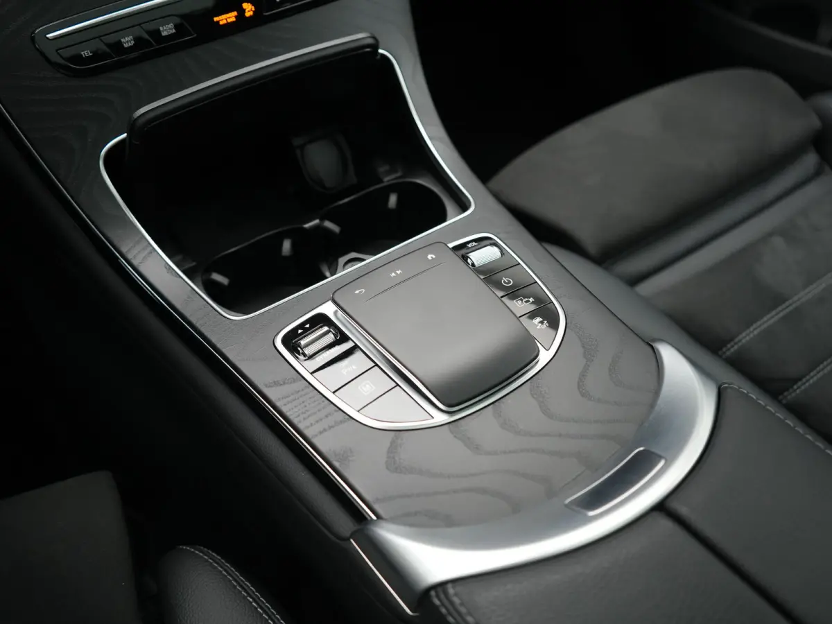 4MATIC Business Solution AMG 320pk Dealer O.H. | Trekhaak Afn. | Panodak | Camera | Alcantara Sportstoelen Verwarmd | Sfeerverlichting | Apple Carplay | Cruise Control | Navigatie | DAB | 19