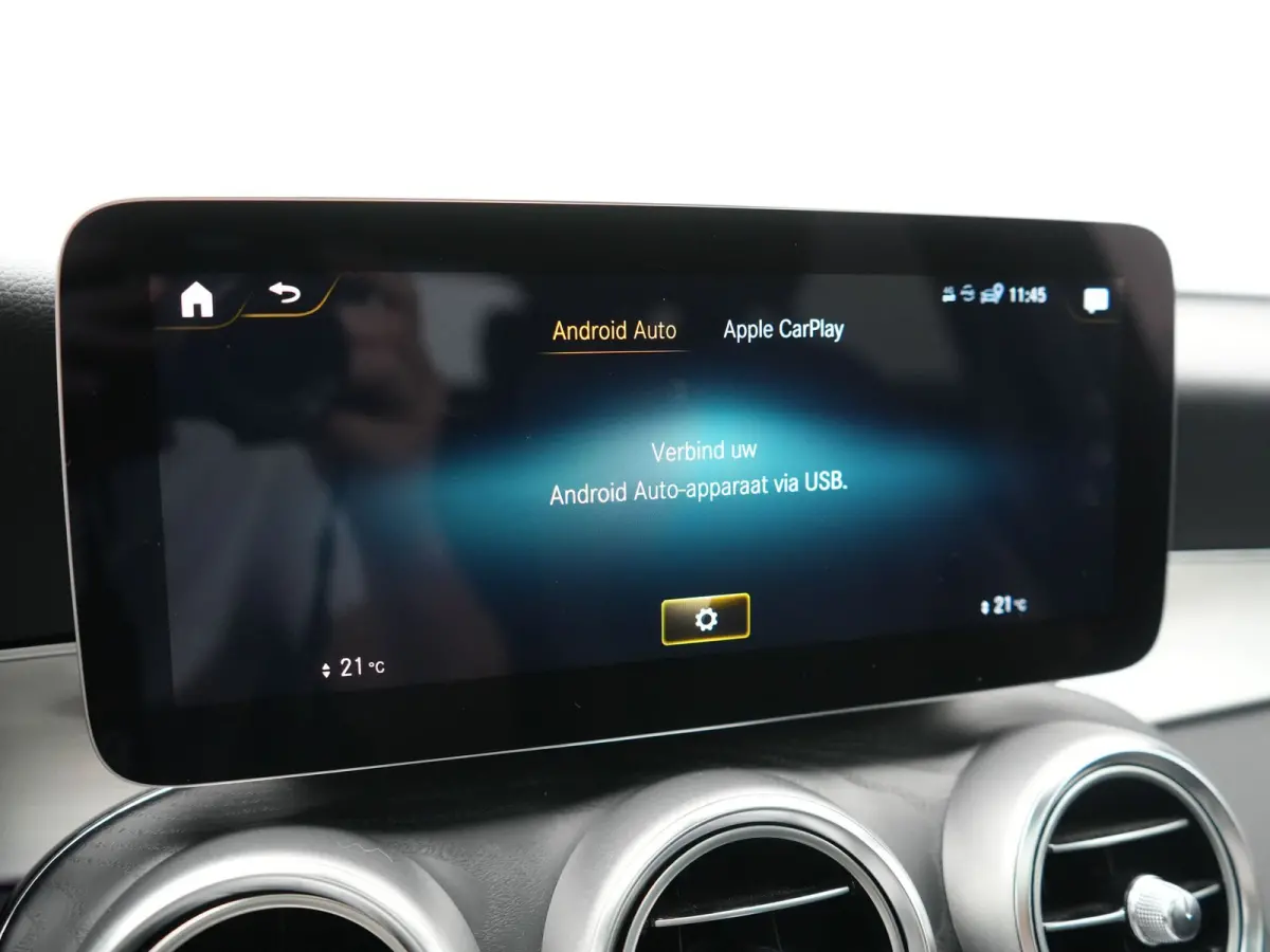 4MATIC Business Solution AMG 320pk Dealer O.H. | Trekhaak Afn. | Panodak | Camera | Alcantara Sportstoelen Verwarmd | Sfeerverlichting | Apple Carplay | Cruise Control | Navigatie | DAB | 19