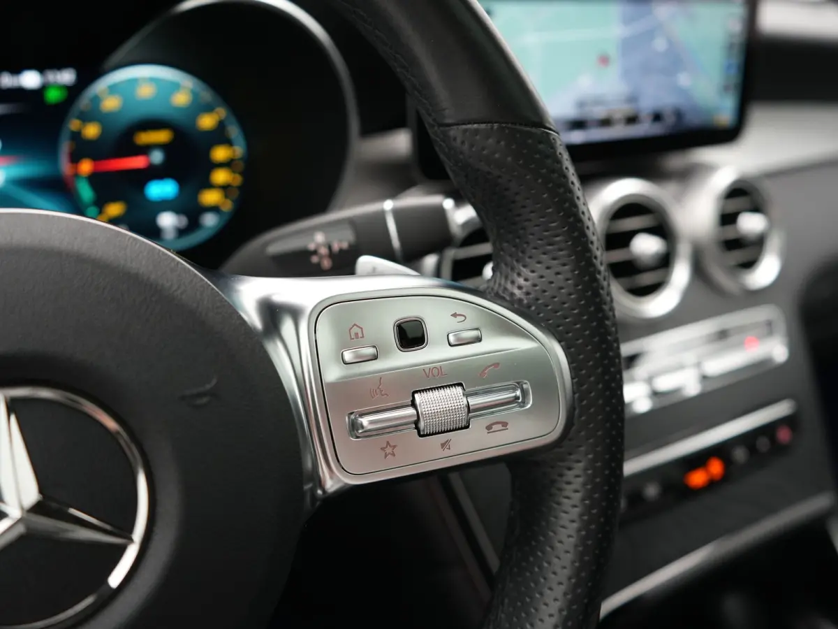 4MATIC Business Solution AMG 320pk Dealer O.H. | Trekhaak Afn. | Panodak | Camera | Alcantara Sportstoelen Verwarmd | Sfeerverlichting | Apple Carplay | Cruise Control | Navigatie | DAB | 19