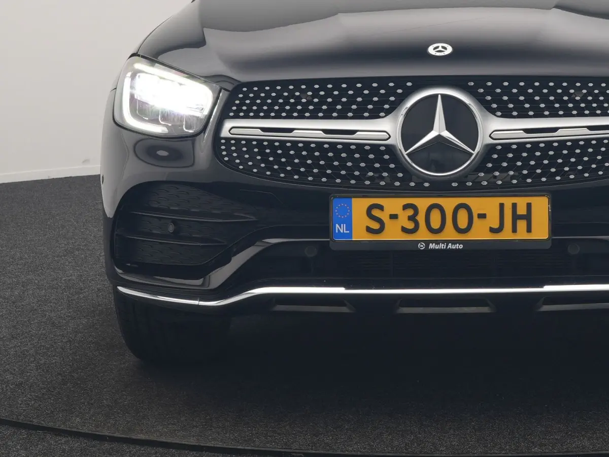 4MATIC Business Solution AMG 320pk Dealer O.H. | Trekhaak Afn. | Panodak | Camera | Alcantara Sportstoelen Verwarmd | Sfeerverlichting | Apple Carplay | Cruise Control | Navigatie | DAB | 19