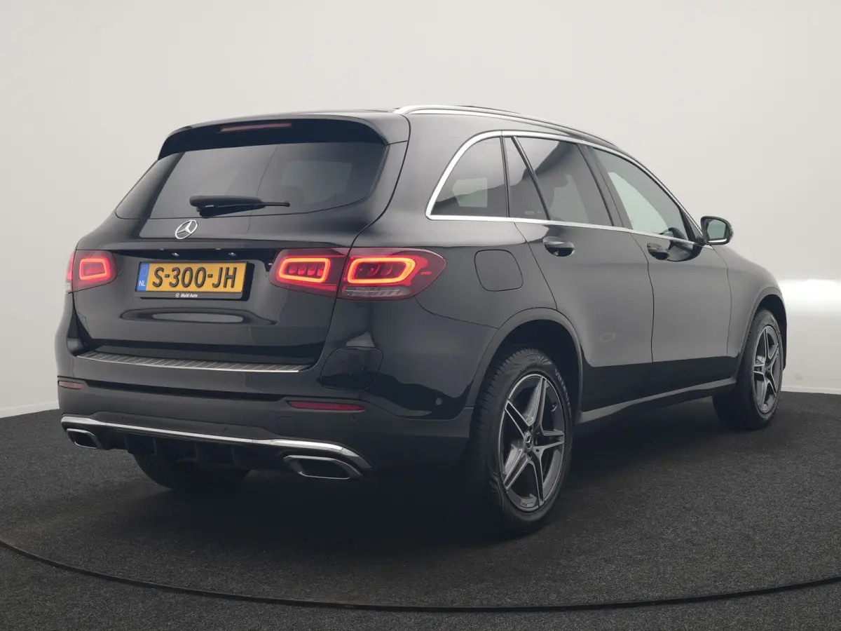 4MATIC Business Solution AMG 320pk Dealer O.H. | Trekhaak Afn. | Panodak | Camera | Alcantara Sportstoelen Verwarmd | Sfeerverlichting | Apple Carplay | Cruise Control | Navigatie | DAB | 19