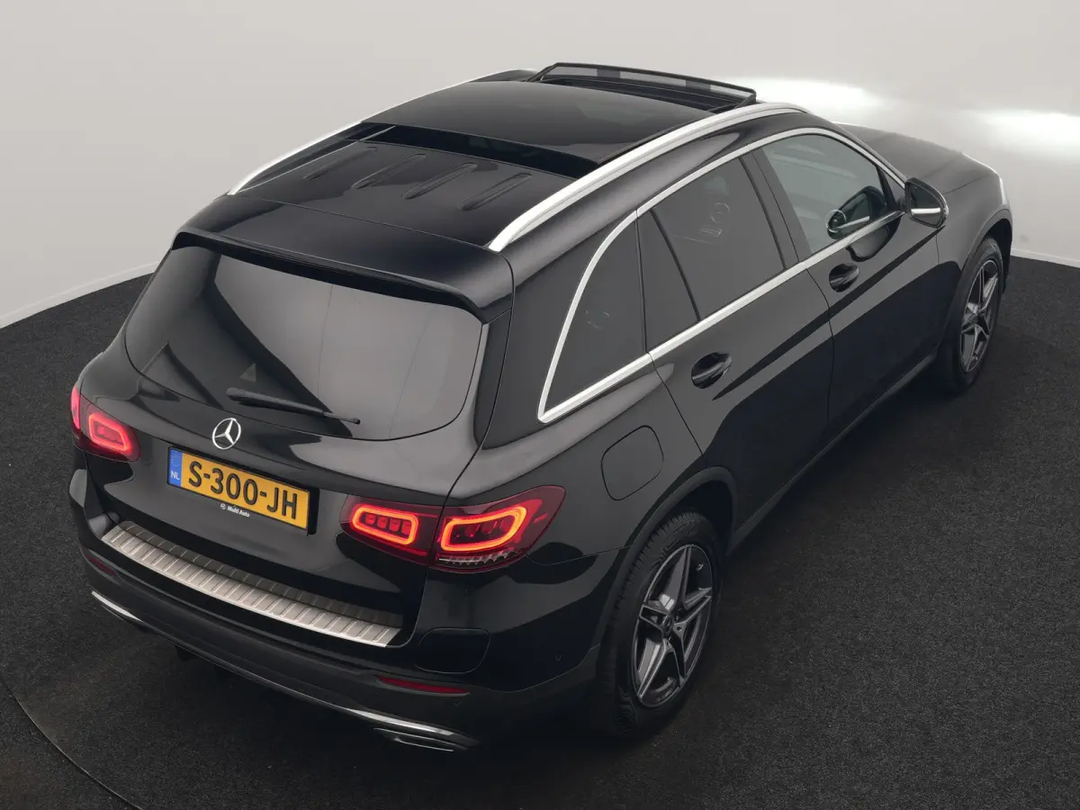 4MATIC Business Solution AMG 320pk Dealer O.H. | Trekhaak Afn. | Panodak | Camera | Alcantara Sportstoelen Verwarmd | Sfeerverlichting | Apple Carplay | Cruise Control | Navigatie | DAB | 19