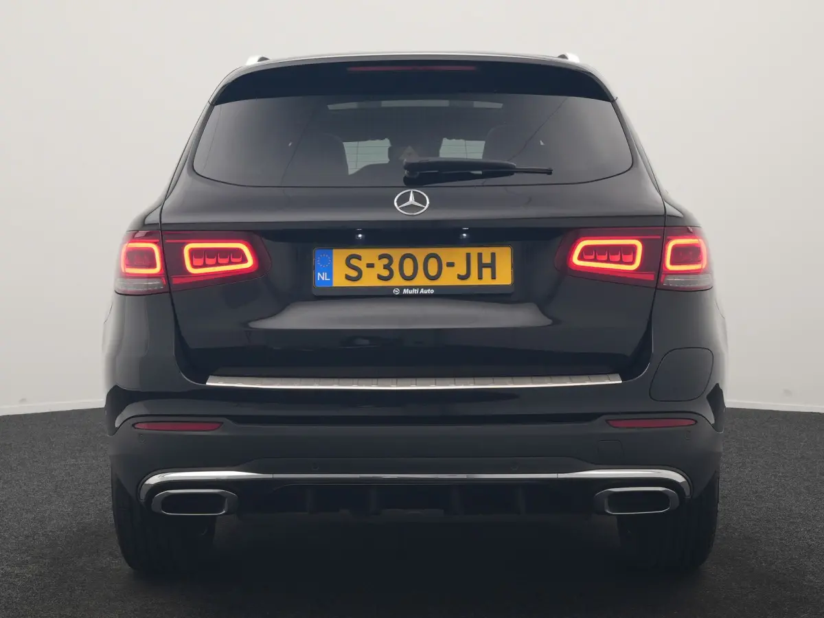 4MATIC Business Solution AMG 320pk Dealer O.H. | Trekhaak Afn. | Panodak | Camera | Alcantara Sportstoelen Verwarmd | Sfeerverlichting | Apple Carplay | Cruise Control | Navigatie | DAB | 19