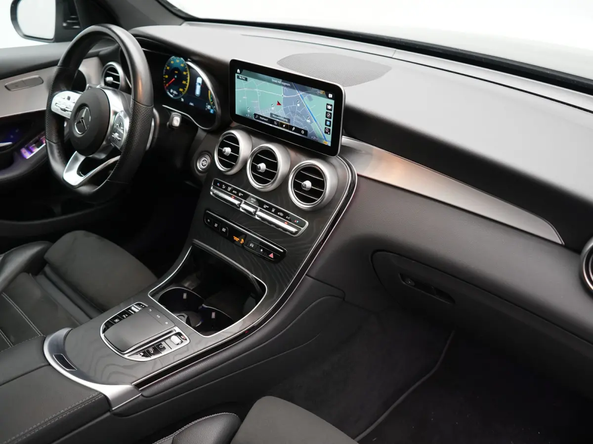 4MATIC Business Solution AMG 320pk Dealer O.H. | Trekhaak Afn. | Panodak | Camera | Alcantara Sportstoelen Verwarmd | Sfeerverlichting | Apple Carplay | Cruise Control | Navigatie | DAB | 19