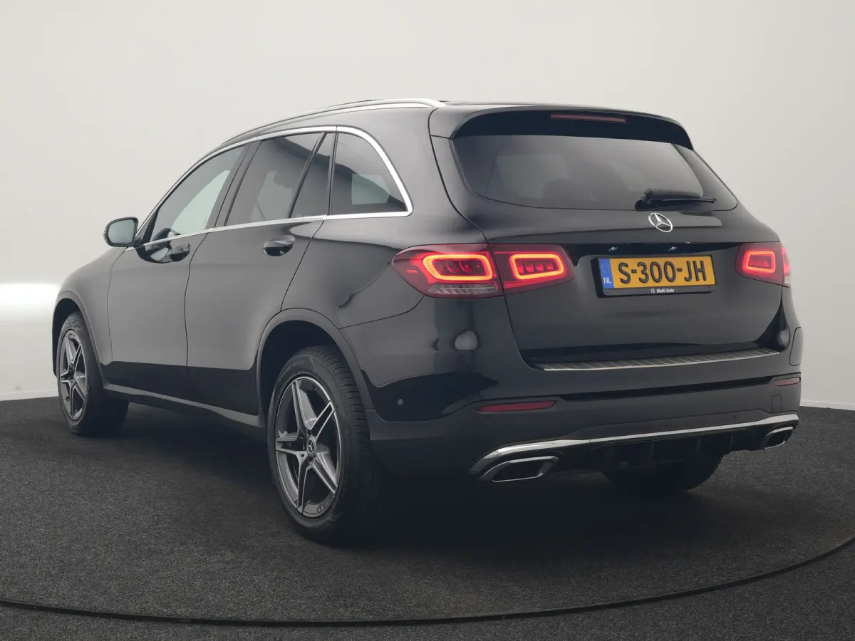4MATIC Business Solution AMG 320pk Dealer O.H. | Trekhaak Afn. | Panodak | Camera | Alcantara Sportstoelen Verwarmd | Sfeerverlichting | Apple Carplay | Cruise Control | Navigatie | DAB | 19