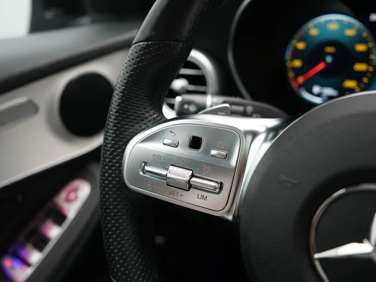 4MATIC Business Solution AMG 320pk Dealer O.H. | Trekhaak Afn. | Panodak | Camera | Alcantara Sportstoelen Verwarmd | Sfeerverlichting | Apple Carplay | Cruise Control | Navigatie | DAB | 19