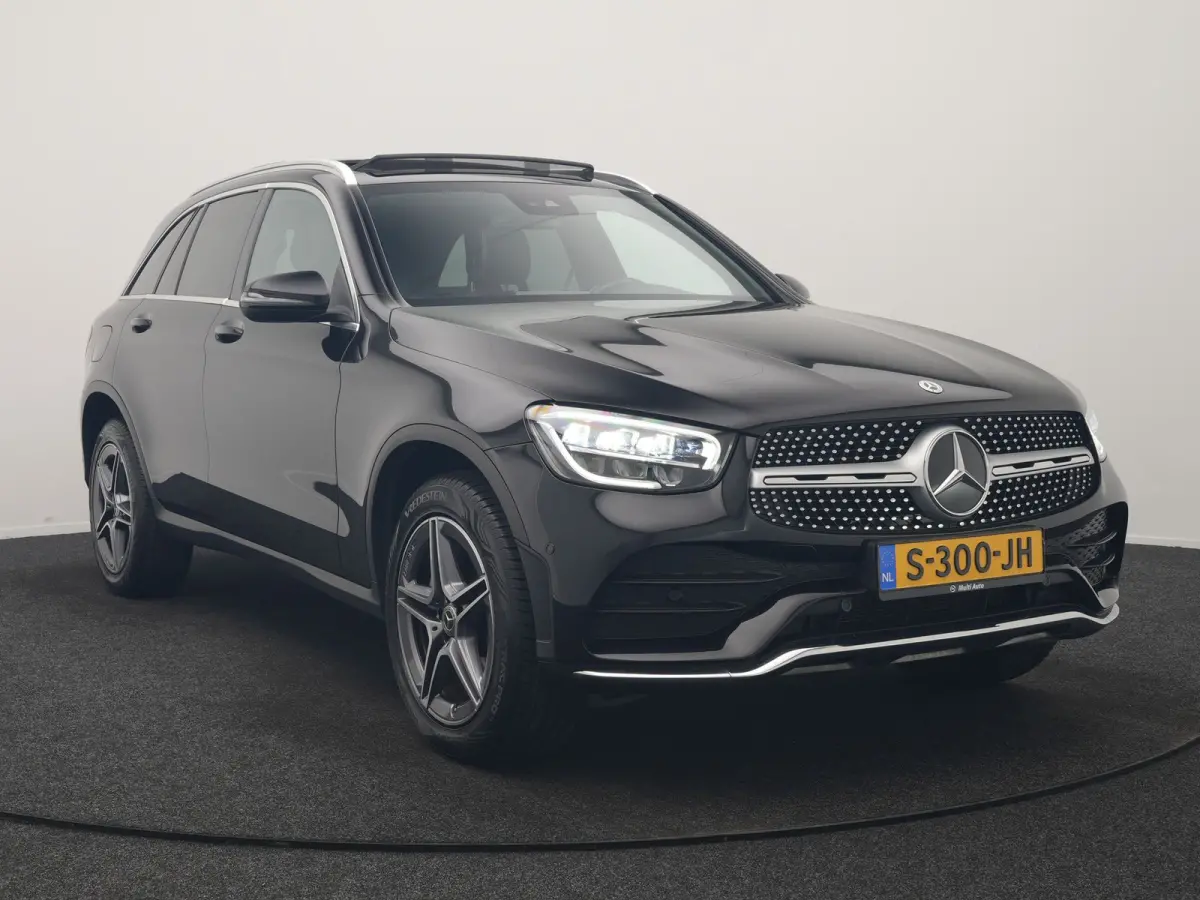 4MATIC Business Solution AMG 320pk Dealer O.H. | Trekhaak Afn. | Panodak | Camera | Alcantara Sportstoelen Verwarmd | Sfeerverlichting | Apple Carplay | Cruise Control | Navigatie | DAB | 19