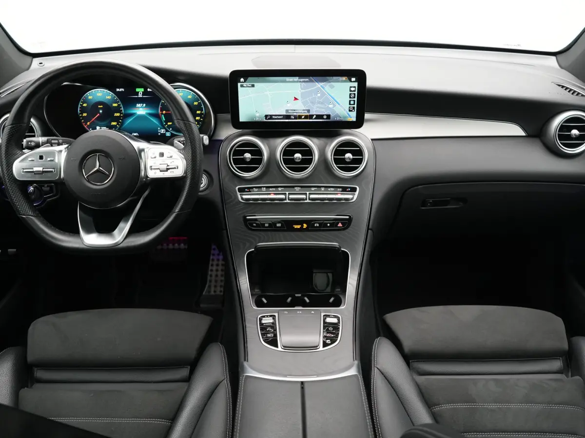 4MATIC Business Solution AMG 320pk Dealer O.H. | Trekhaak Afn. | Panodak | Camera | Alcantara Sportstoelen Verwarmd | Sfeerverlichting | Apple Carplay | Cruise Control | Navigatie | DAB | 19