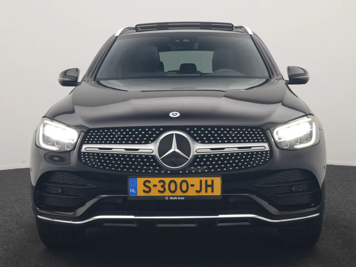 4MATIC Business Solution AMG 320pk Dealer O.H. | Trekhaak Afn. | Panodak | Camera | Alcantara Sportstoelen Verwarmd | Sfeerverlichting | Apple Carplay | Cruise Control | Navigatie | DAB | 19