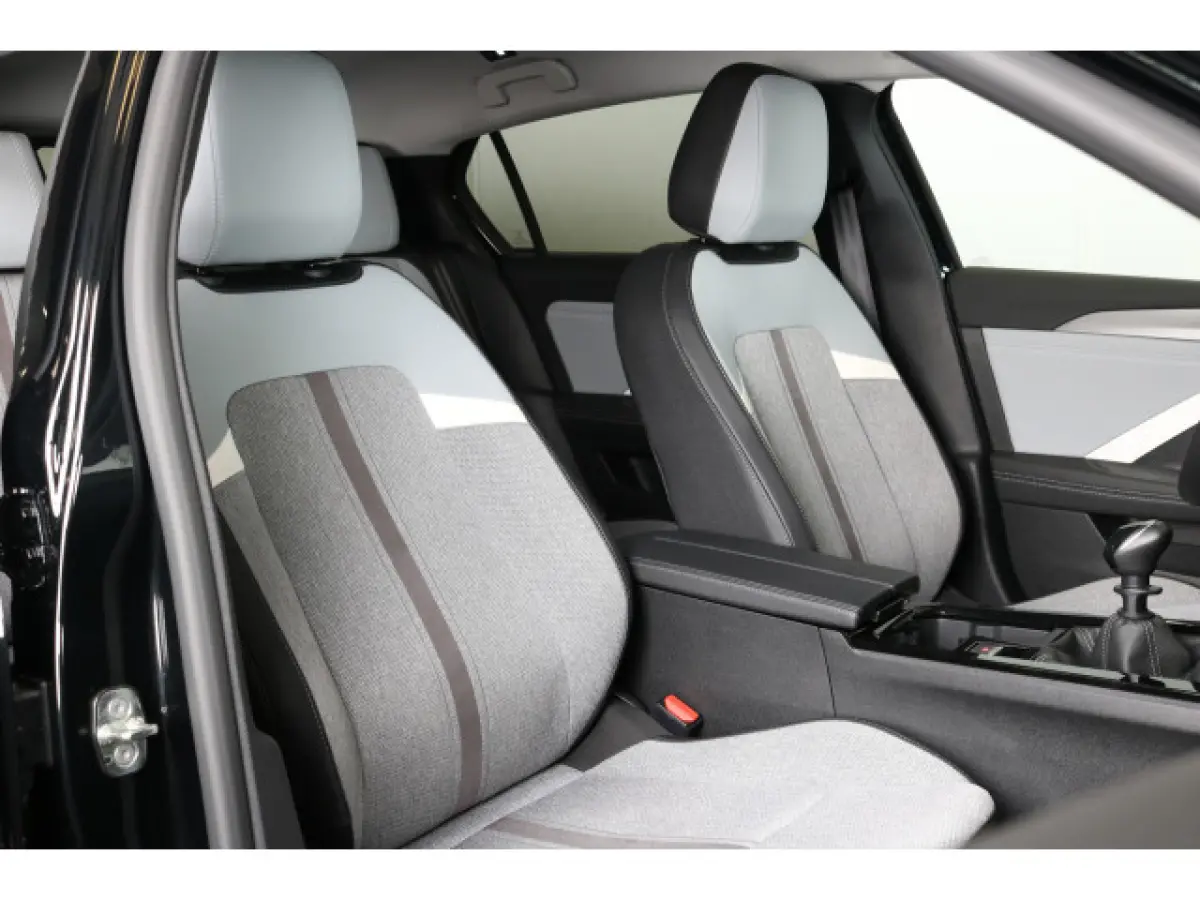 1.2 Level 3 130pk | Camera | Navi | Ad. Cruise control | AGR Stoelen | DAB | PDC V+A | Keyless entry  | LMV 17" |