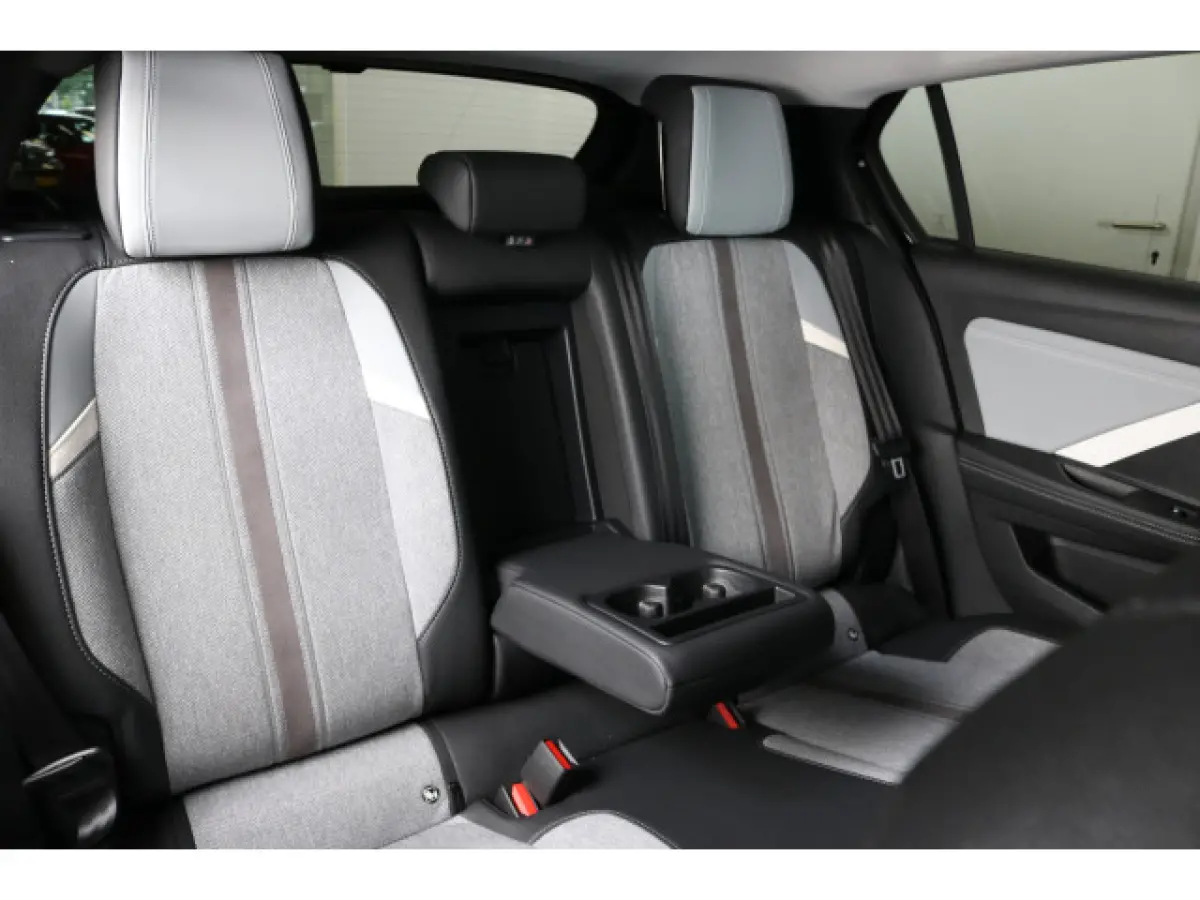 1.2 Level 3 130pk | Camera | Navi | Ad. Cruise control | AGR Stoelen | DAB | PDC V+A | Keyless entry  | LMV 17" |