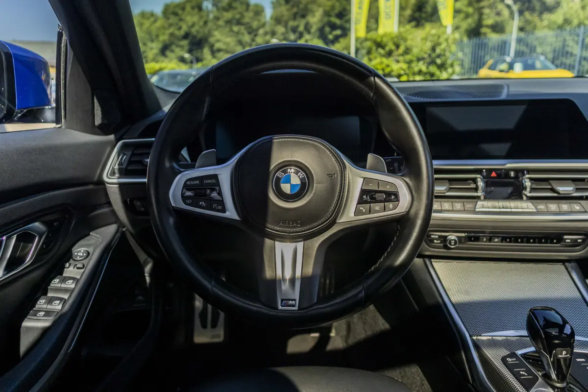 330d High Executive M-Pakket | Elektrisch glazen panorama-dak |  trekhaak elektrisch bedienbaar | Aanhangwagen geremd 1800 KG |