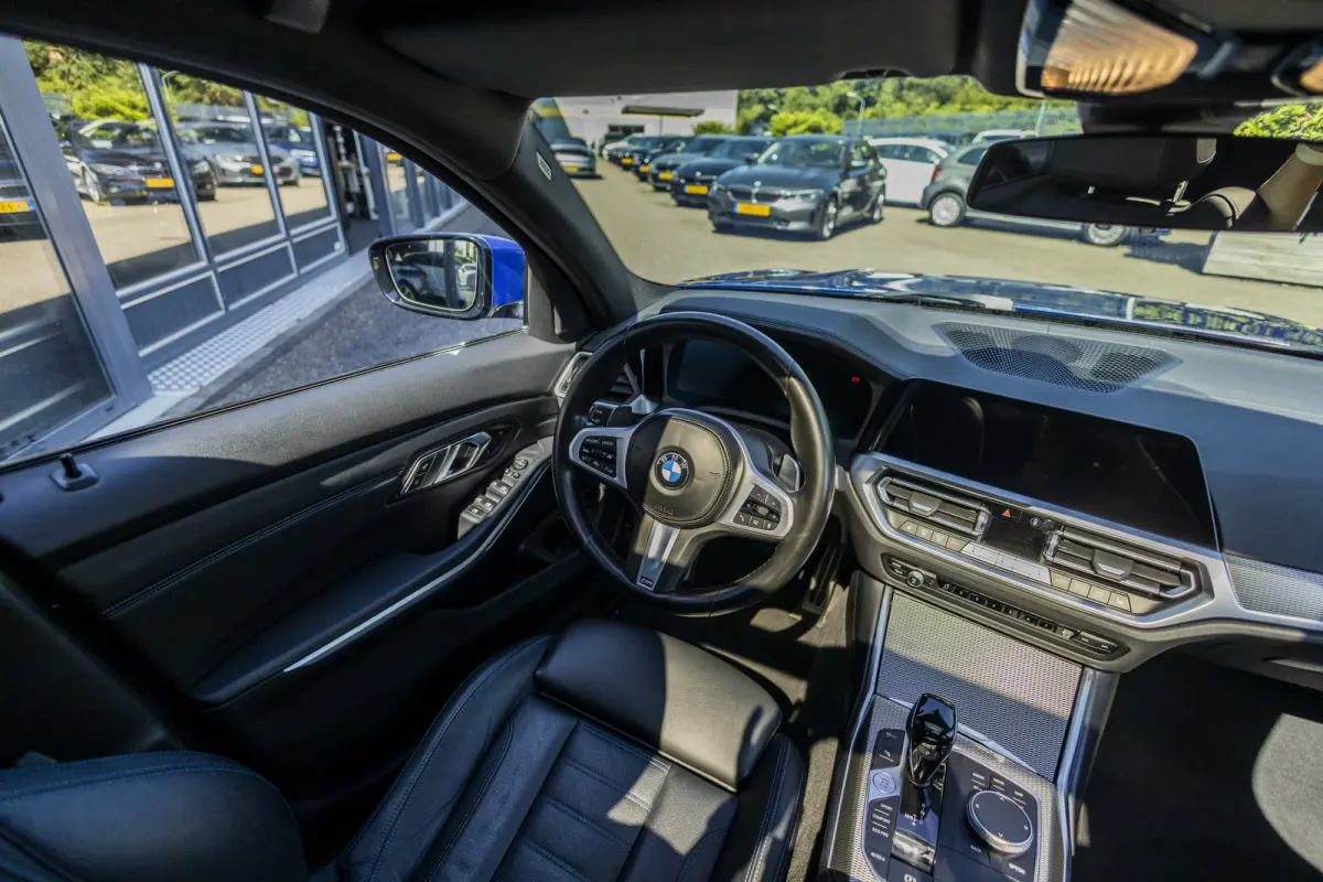 330d High Executive M-Pakket | Elektrisch glazen panorama-dak |  trekhaak elektrisch bedienbaar | Aanhangwagen geremd 1800 KG |