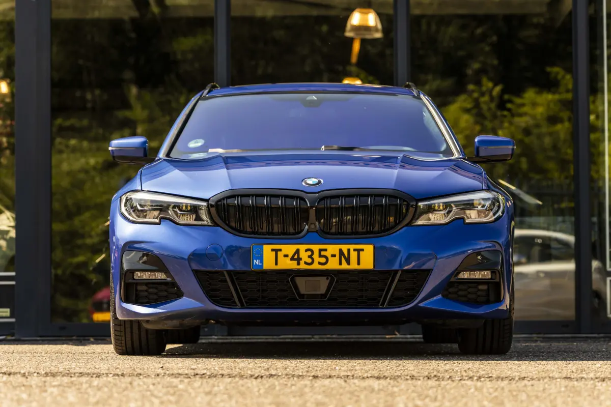 330d High Executive M-Pakket | Elektrisch glazen panorama-dak |  trekhaak elektrisch bedienbaar | Aanhangwagen geremd 1800 KG |