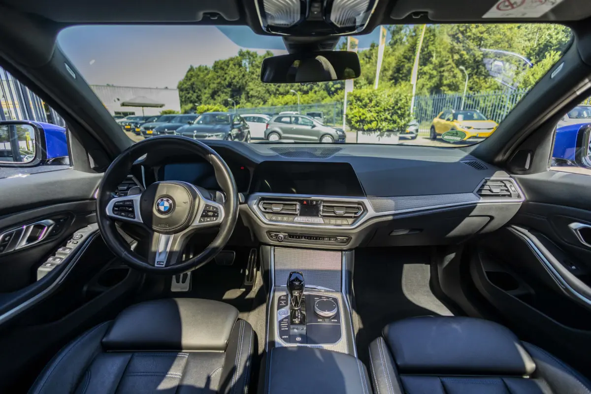 330d High Executive M-Pakket | Elektrisch glazen panorama-dak |  trekhaak elektrisch bedienbaar | Aanhangwagen geremd 1800 KG |