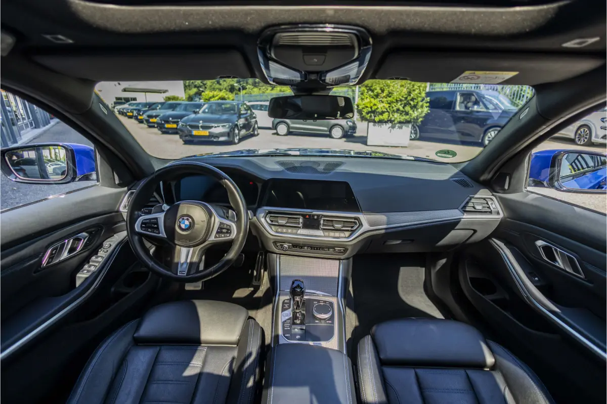 330d High Executive M-Pakket | Elektrisch glazen panorama-dak |  trekhaak elektrisch bedienbaar | Aanhangwagen geremd 1800 KG |