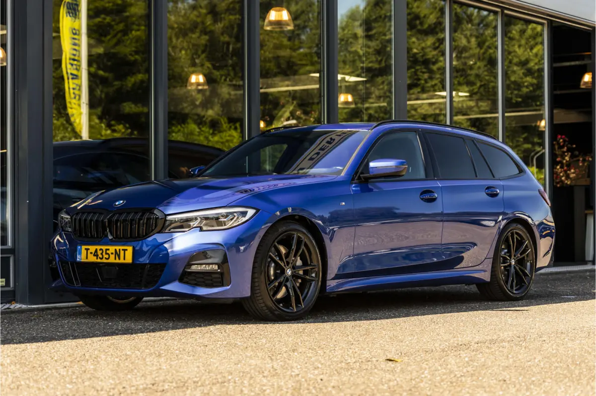 330d High Executive M-Pakket | Elektrisch glazen panorama-dak |  trekhaak elektrisch bedienbaar | Aanhangwagen geremd 1800 KG |