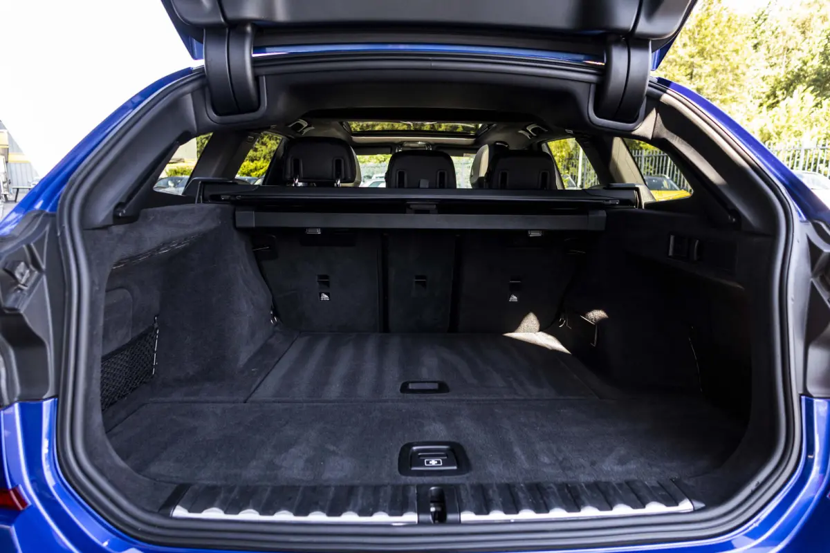 330d High Executive M-Pakket | Elektrisch glazen panorama-dak |  trekhaak elektrisch bedienbaar | Aanhangwagen geremd 1800 KG |