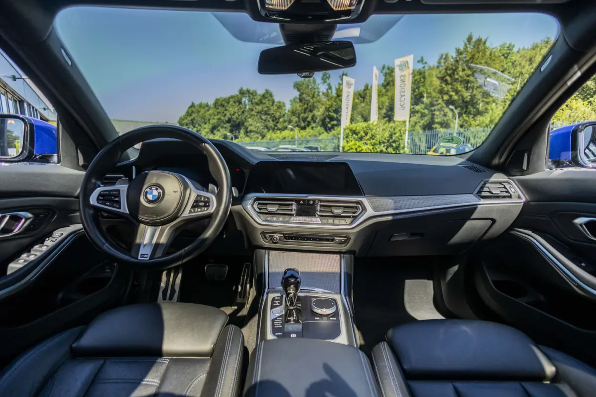330d High Executive M-Pakket | Elektrisch glazen panorama-dak |  trekhaak elektrisch bedienbaar | Aanhangwagen geremd 1800 KG |
