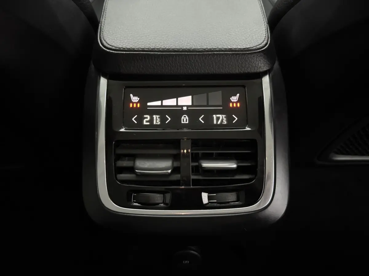 2.0 T8 Recharge AWD 7p. | Camera | Virtual | Cruise | Trekhaak | LED | Stoel/Stuurverw.