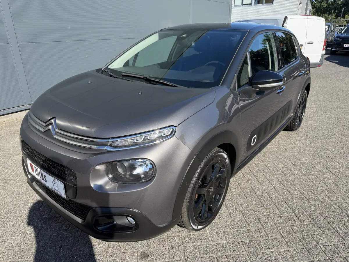 110pk Shine (Keyless Entry - Camera - Navigatie - Automatische Airco - Apple Carplay - 17"- Dodehoek detectie)