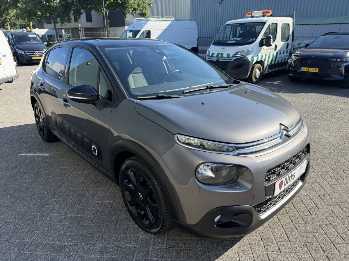 110pk Shine (Keyless Entry - Camera - Navigatie - Automatische Airco - Apple Carplay - 17"- Dodehoek detectie)