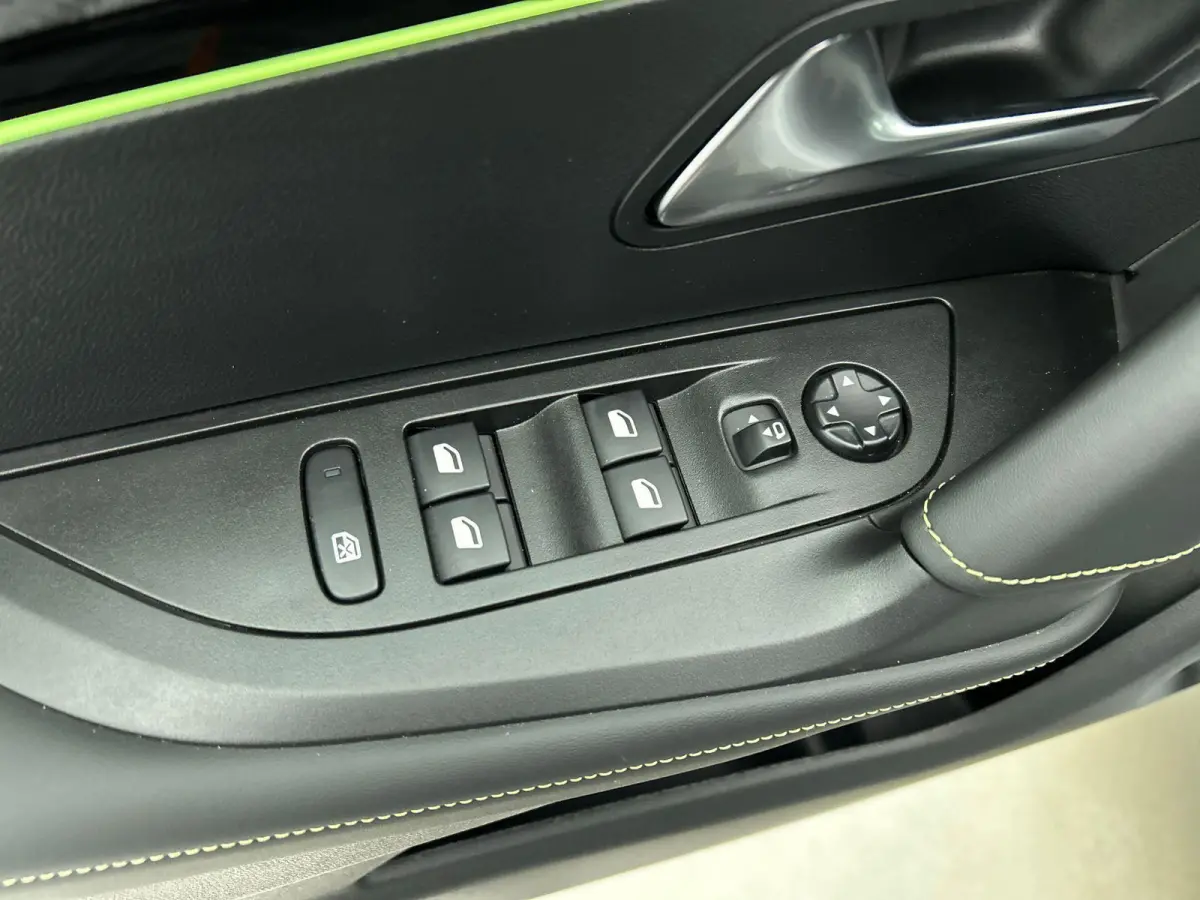 1.2 PureTech 130pk Automaat GT-Line Clima Control Camera Achter Navigatie d.m.v. Apple Carplay / Android auto Velgen 17 inch