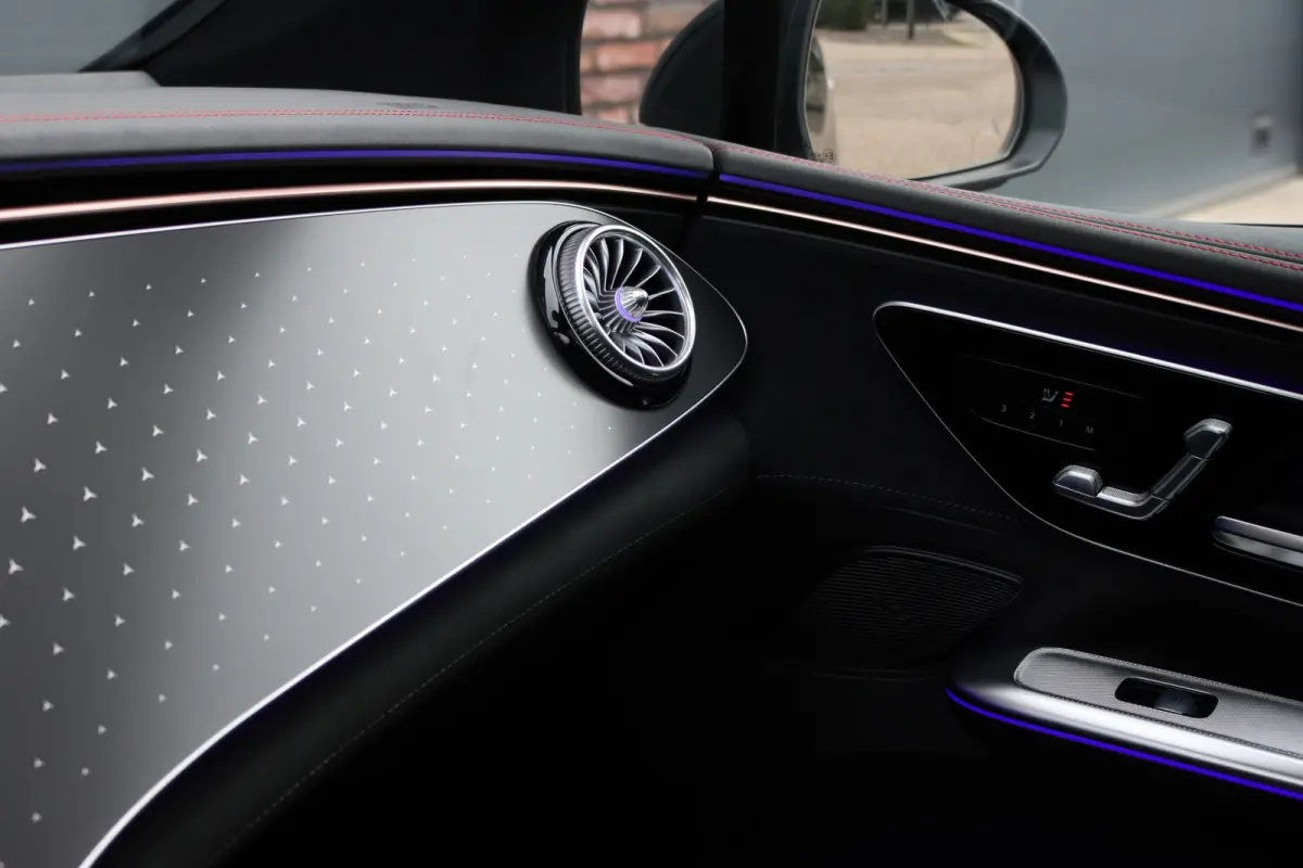 300 AMG Line 90 kWh | Airmatic | Distronic | Panoramadak | Warmtepomp | Memory | Keyless Go | Camera | Dodehoekassistent | High Perf. LED |