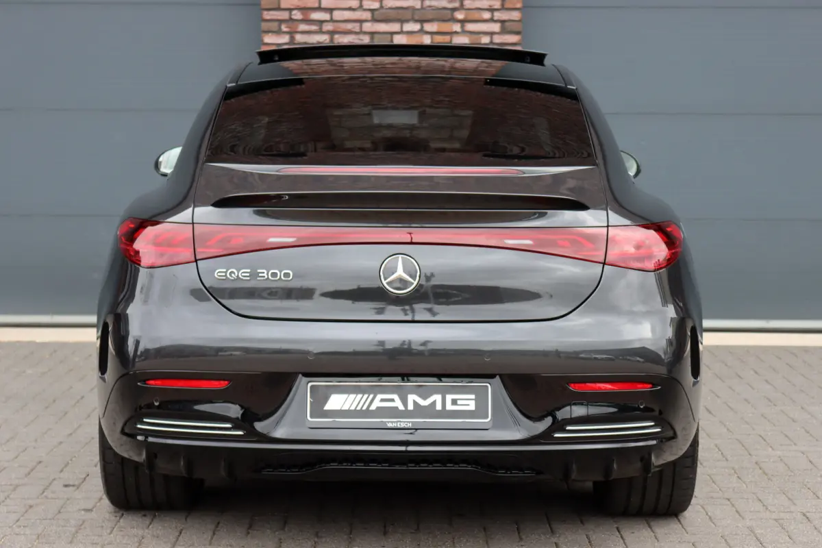 300 AMG Line 90 kWh | Airmatic | Distronic | Panoramadak | Warmtepomp | Memory | Keyless Go | Camera | Dodehoekassistent | High Perf. LED |
