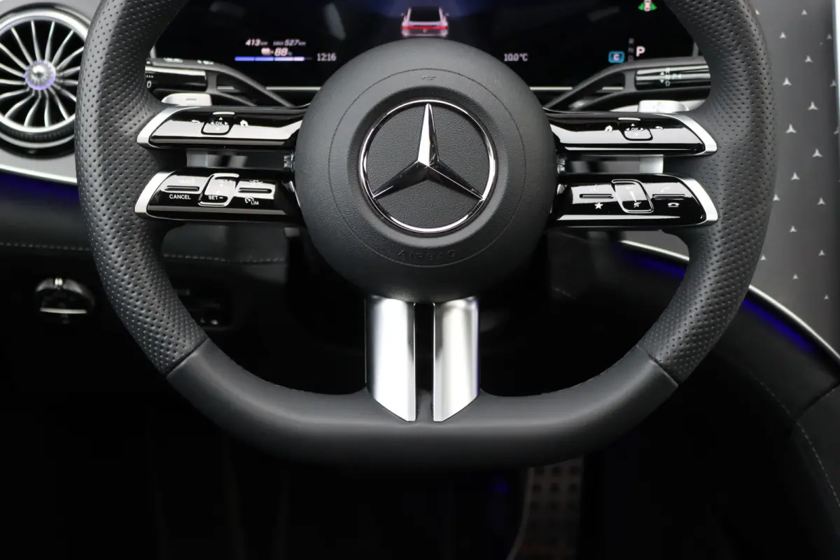 300 AMG Line 90 kWh | Airmatic | Distronic | Panoramadak | Warmtepomp | Memory | Keyless Go | Camera | Dodehoekassistent | High Perf. LED |