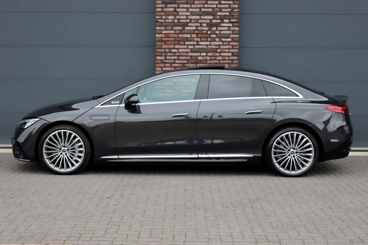 300 AMG Line 90 kWh | Airmatic | Distronic | Panoramadak | Warmtepomp | Memory | Keyless Go | Camera | Dodehoekassistent | High Perf. LED |