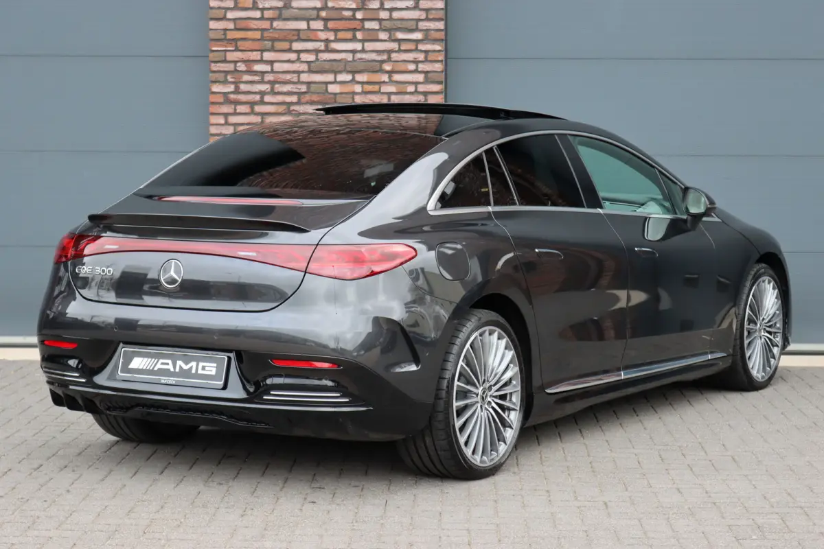 300 AMG Line 90 kWh | Airmatic | Distronic | Panoramadak | Warmtepomp | Memory | Keyless Go | Camera | Dodehoekassistent | High Perf. LED |