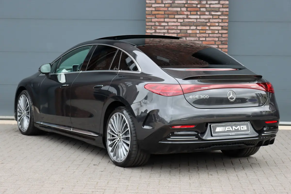 300 AMG Line 90 kWh | Airmatic | Distronic | Panoramadak | Warmtepomp | Memory | Keyless Go | Camera | Dodehoekassistent | High Perf. LED |