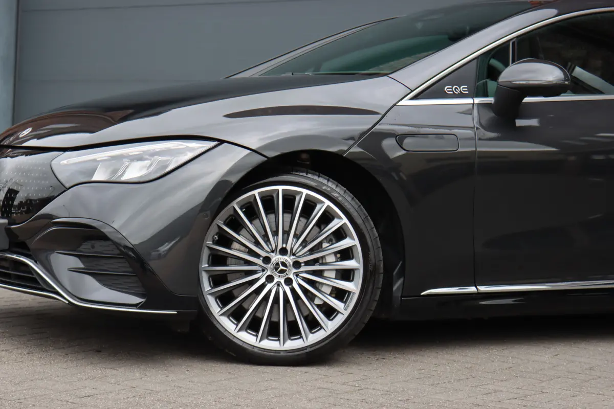 300 AMG Line 90 kWh | Airmatic | Distronic | Panoramadak | Warmtepomp | Memory | Keyless Go | Camera | Dodehoekassistent | High Perf. LED |