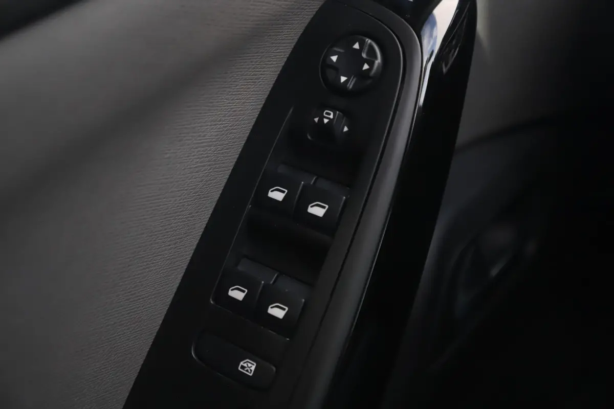 1.2 PureTech Business 7p 7 Persoons Navigatie Achteruitrijcamera Clima Cruise Getint Glas Carplay Android
