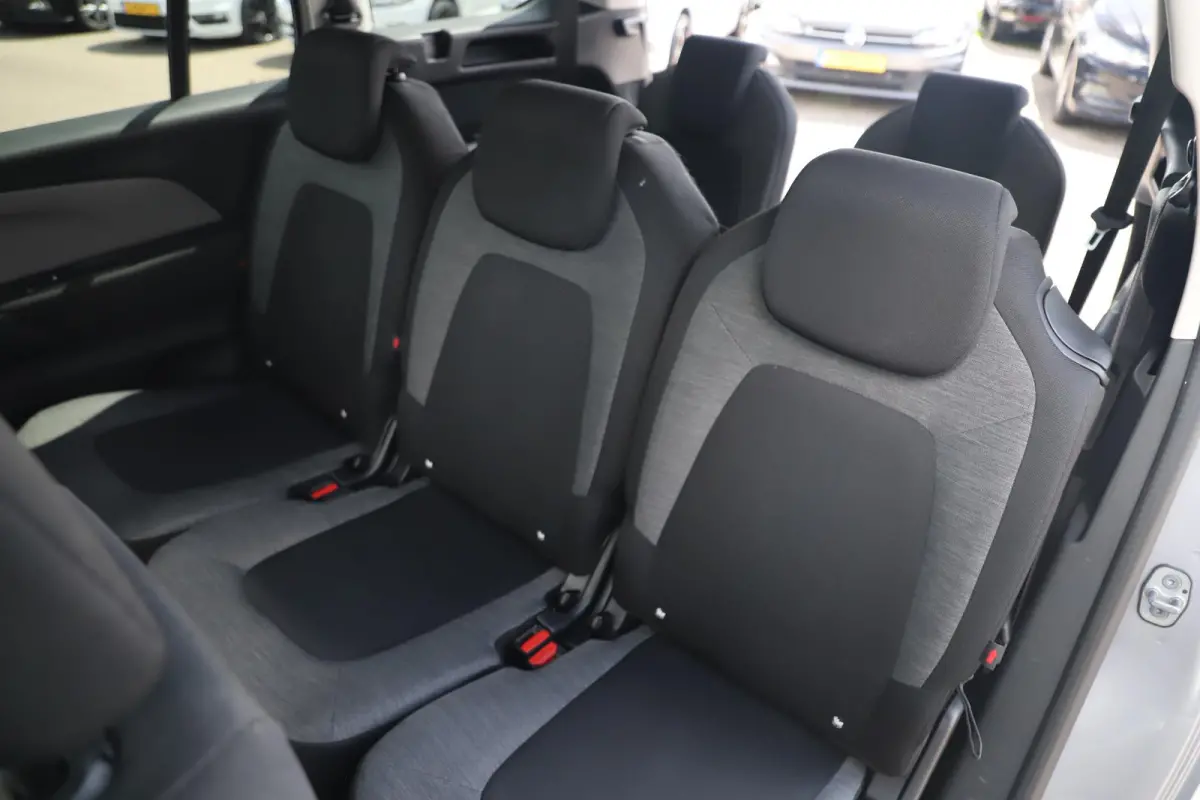 1.2 PureTech Business 7p 7 Persoons Navigatie Achteruitrijcamera Clima Cruise Getint Glas Carplay Android