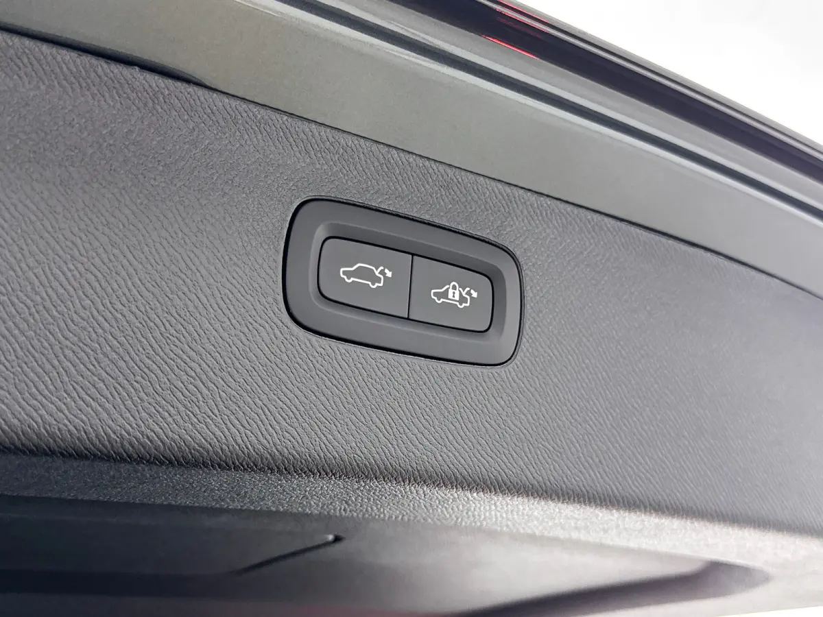 T8 Recharge Ultra Dark Excecutive | 22" | Gelaagd & Getint Glas | Alumium Inleg | Zwarte hemel | Luchtvering | Geventileerd Nappa | Bowers & Wilkins | Stoelmassage | Panoramadak | Head-Up | 